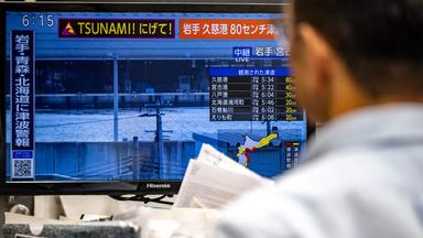 Japan: Ein Computer-Bildschirm zeigt die Gebiete in Japan, die von dem Erdbeben betroffen sind.