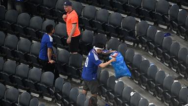 Japanische Fans räumen nach dem Spiel gegen die Niederlande die Tribüne auf