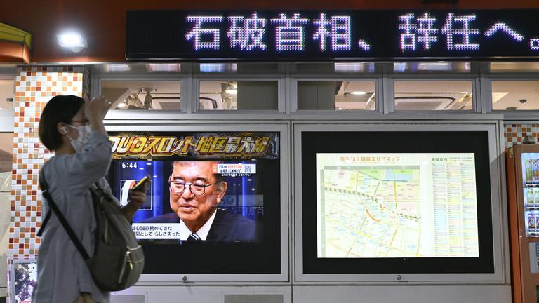  Ein Straßenfernsehen in Tokio zeigt den japanischen Ministerpräsidenten Shigeru Ishiba bei der Ankündigung seines Rücktritts. 