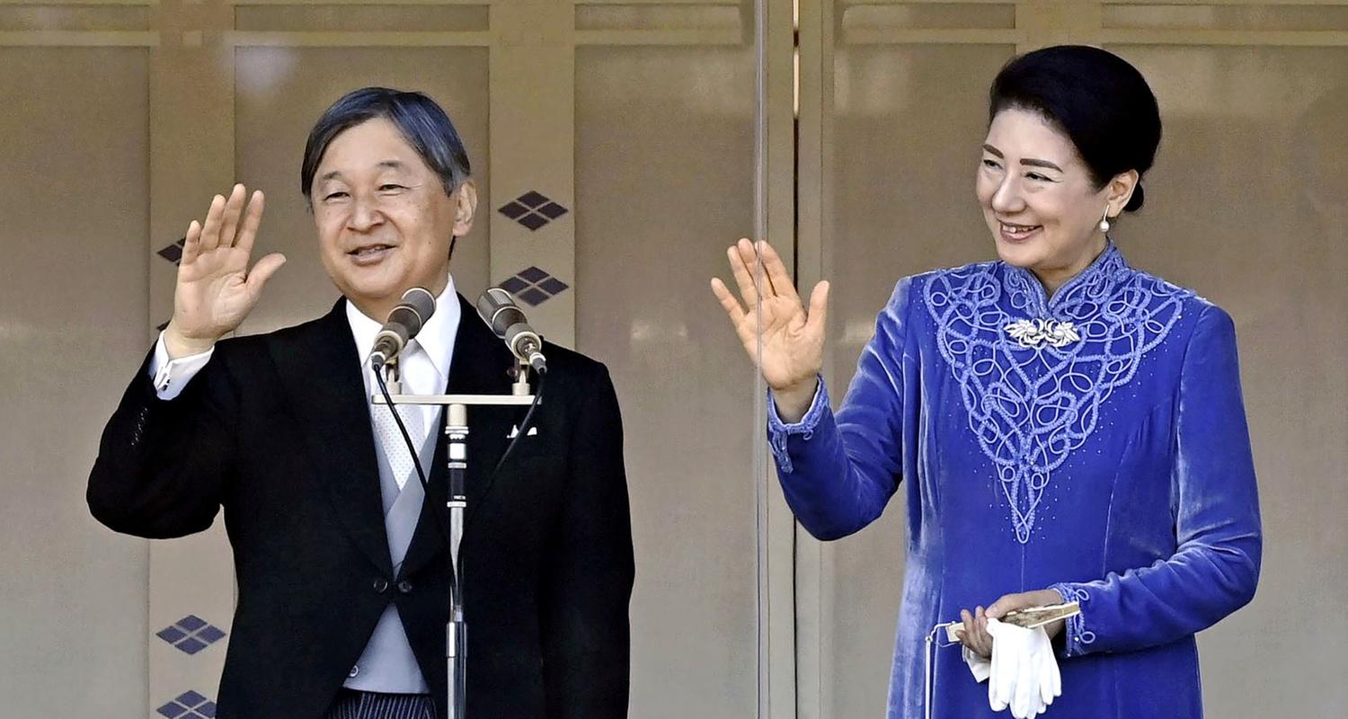 Kaiser Naruhito von Japan mit seiner Frau Kaiserin Masako auf einem Balkon des Kaiserpalastes in Tokio