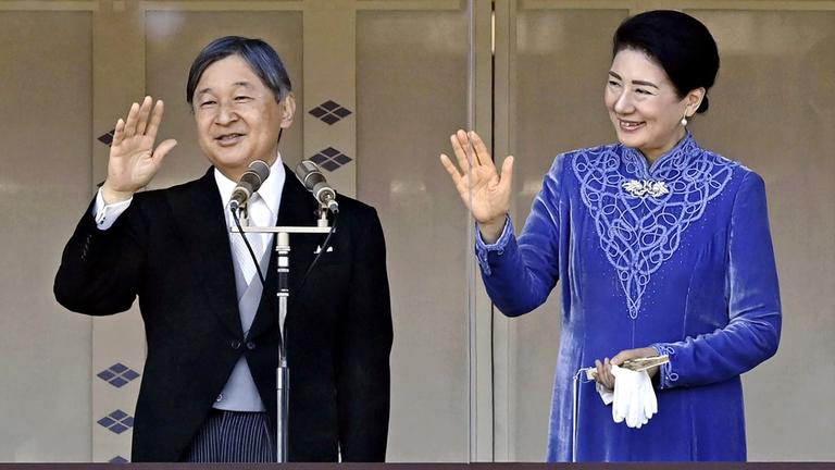 Kaiser Naruhito von Japan mit seiner Frau Kaiserin Masako auf einem Balkon des Kaiserpalastes in Tokio