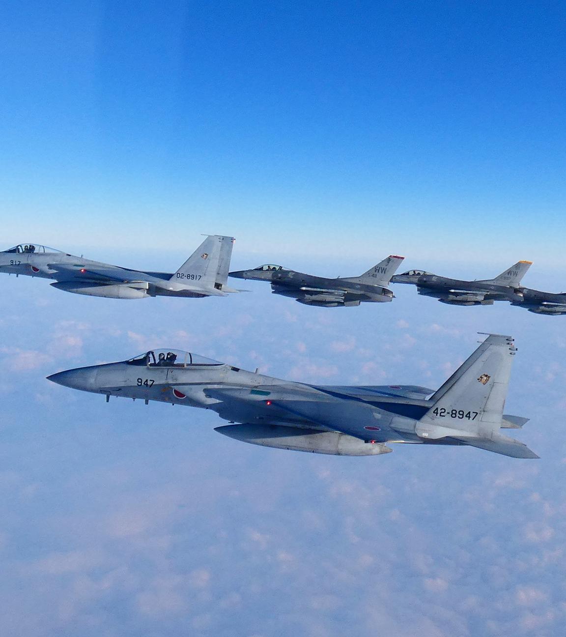 Japanische Militärübung mit Kampfflugzeugen