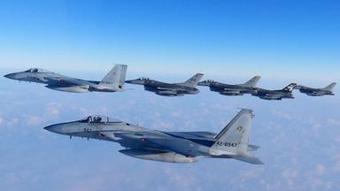 Japanische Militärübung mit Kampfflugzeugen