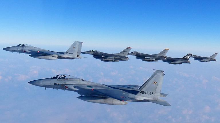 Japanische Militärübung mit Kampfflugzeugen