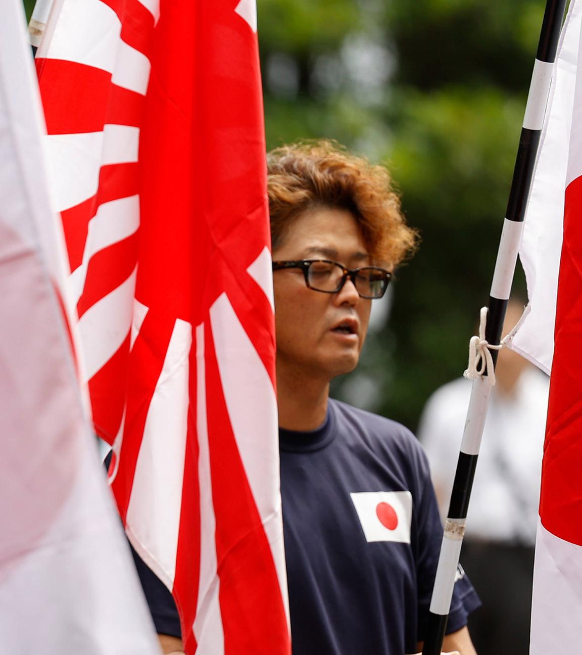 Japanische Nationalisten mit Kriegsflaggen der Kaiserlich Japanischen Armee besuchen den Yasukuni-Schrein in Tokio zum 79. Jahrestag der Kapitulation Japans im Zweiten Weltkrieg – aufgenommen am 15. August 2024.