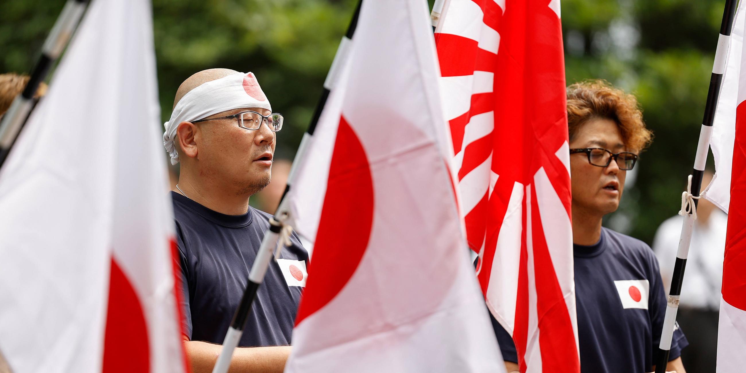 Erinnerung an Krieg: Japanische Nationalisten mit Kriegsflaggen der Kaiserlich Japanischen Armee besuchen den Yasukuni-Schrein in Tokio der Kapitulation Japans im Zweiten Weltkrieg – aufgenommen am 15. August 2024.