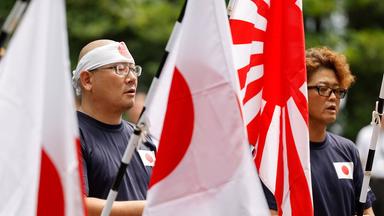 Japanische Nationalisten mit Kriegsflaggen der Kaiserlich Japanischen Armee besuchen den Yasukuni-Schrein in Tokio zum 79. Jahrestag der Kapitulation Japans im Zweiten Weltkrieg – aufgenommen am 15. August 2024.
