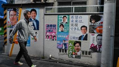 Wahlplakate zur Parlamentswahl in Japan.