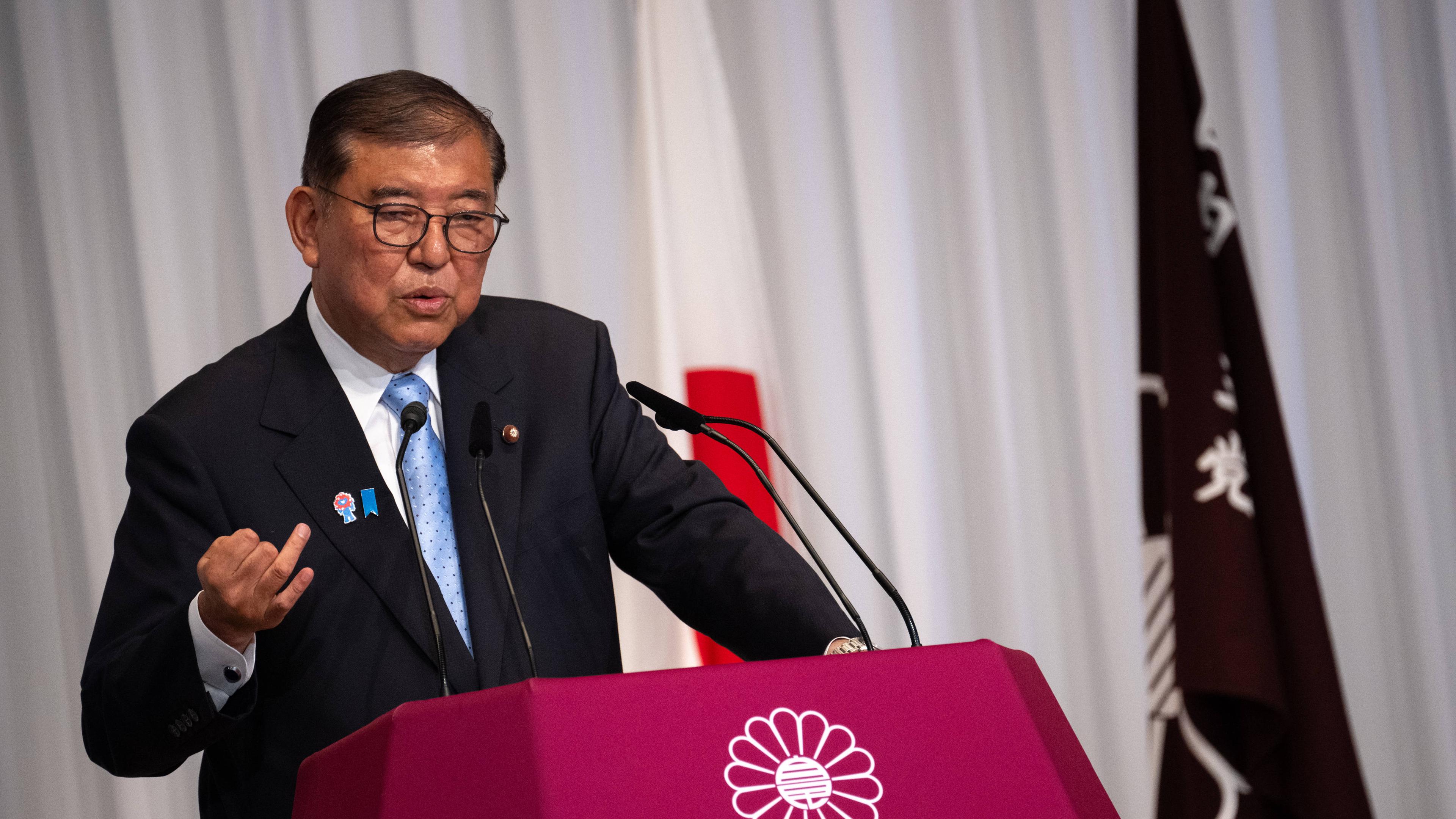 Der japanische Premier Minister hält eine Rede nach der Wahlniederlage