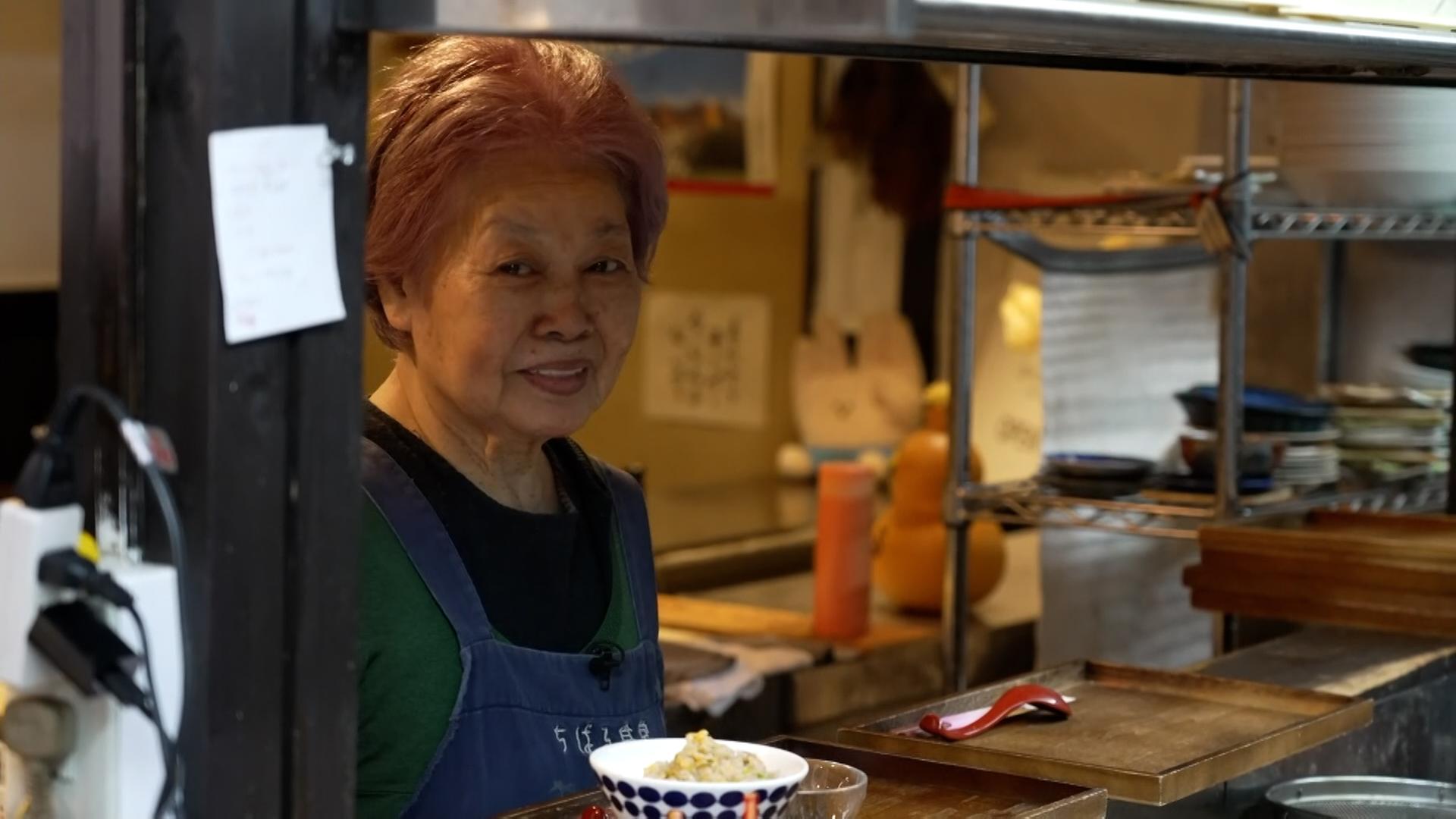 Kellnerin mit Demenz in japanischem Restaurant
