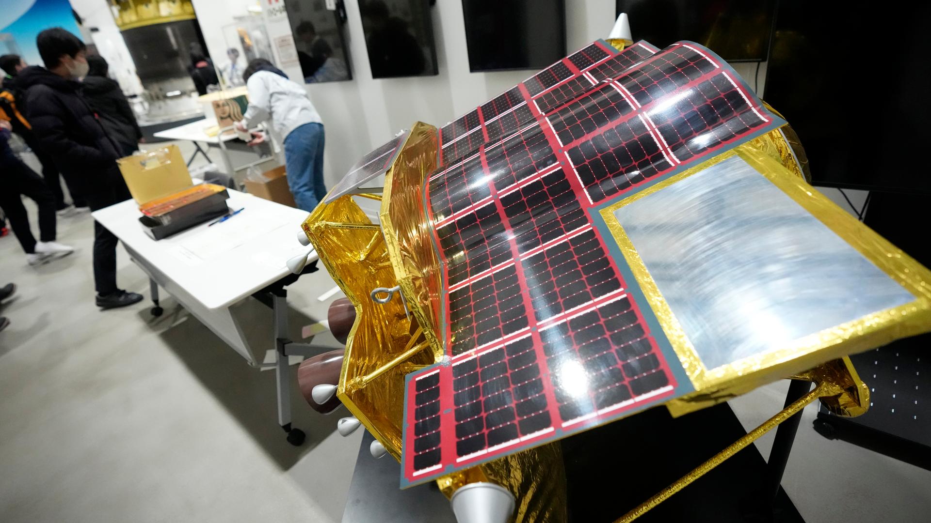 Ein maßstabsgetreues Modell des SLIM-Raumschiffs (Smart Lander for Investigating Moon) auf dem Sagamihara-Campus der Japan Aerospace Exploration Agency (JAXA).