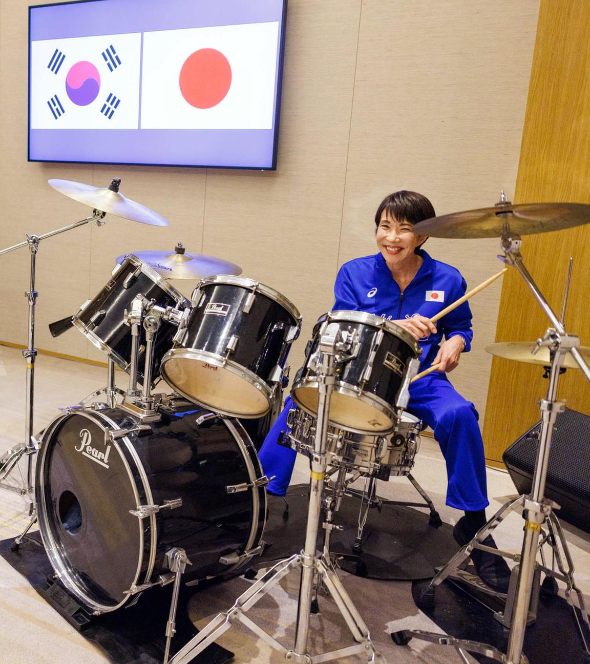 Der südkoreanische Präsident Lee und der japanische Premierminister Takaichi finden bei einer gemeinsamen Trommelsession zueinander