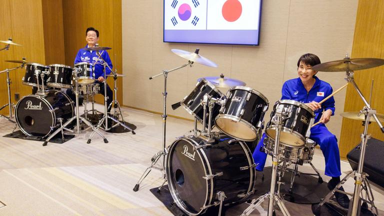 Der südkoreanische Präsident Lee und der japanische Premierminister Takaichi finden bei einer gemeinsamen Trommelsession zueinander