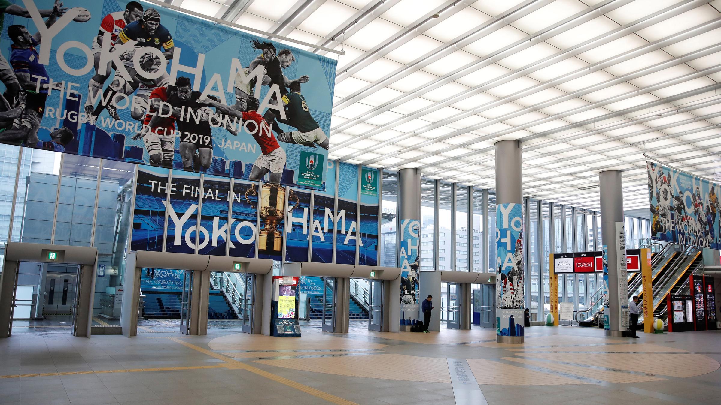 Die fast leere Halle des Hauptbahnhofs in Yokohama.