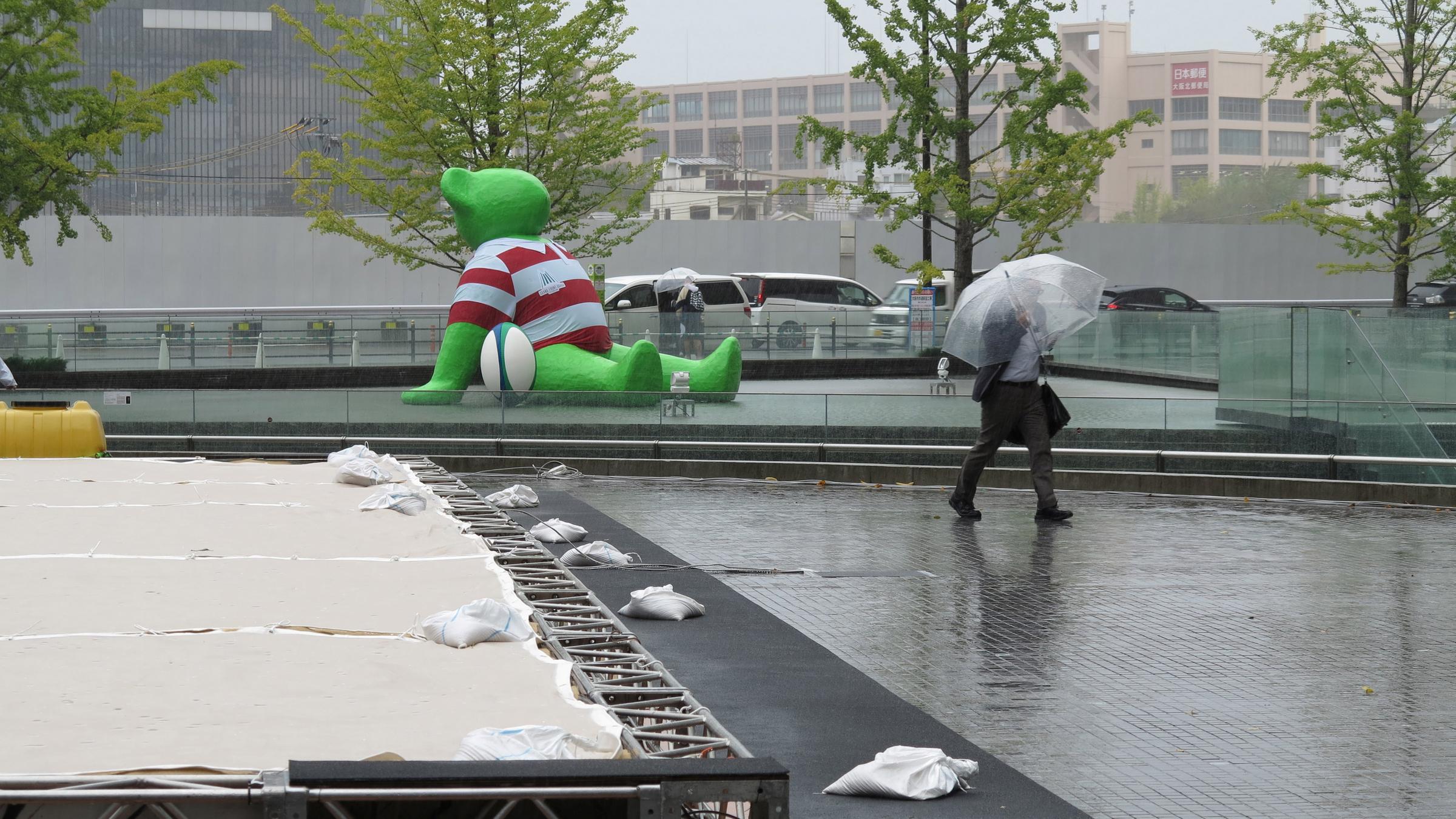 Eine Bühne der Feierlichkeiten während des Rugby World Cup in Osaka ist mit Sandsäcken beschwert.