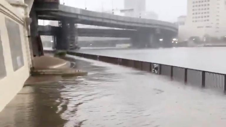 Der Fluß Sumida tritt in Tokio über die Ufer