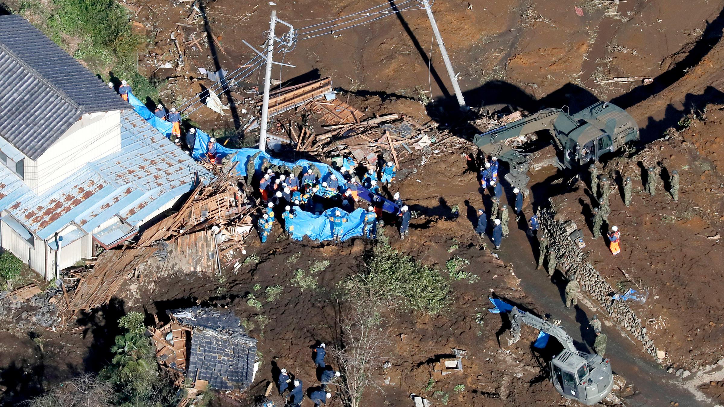 Rettungskräfte arbeiten am Ort einer Schlammlawine in Tomioka