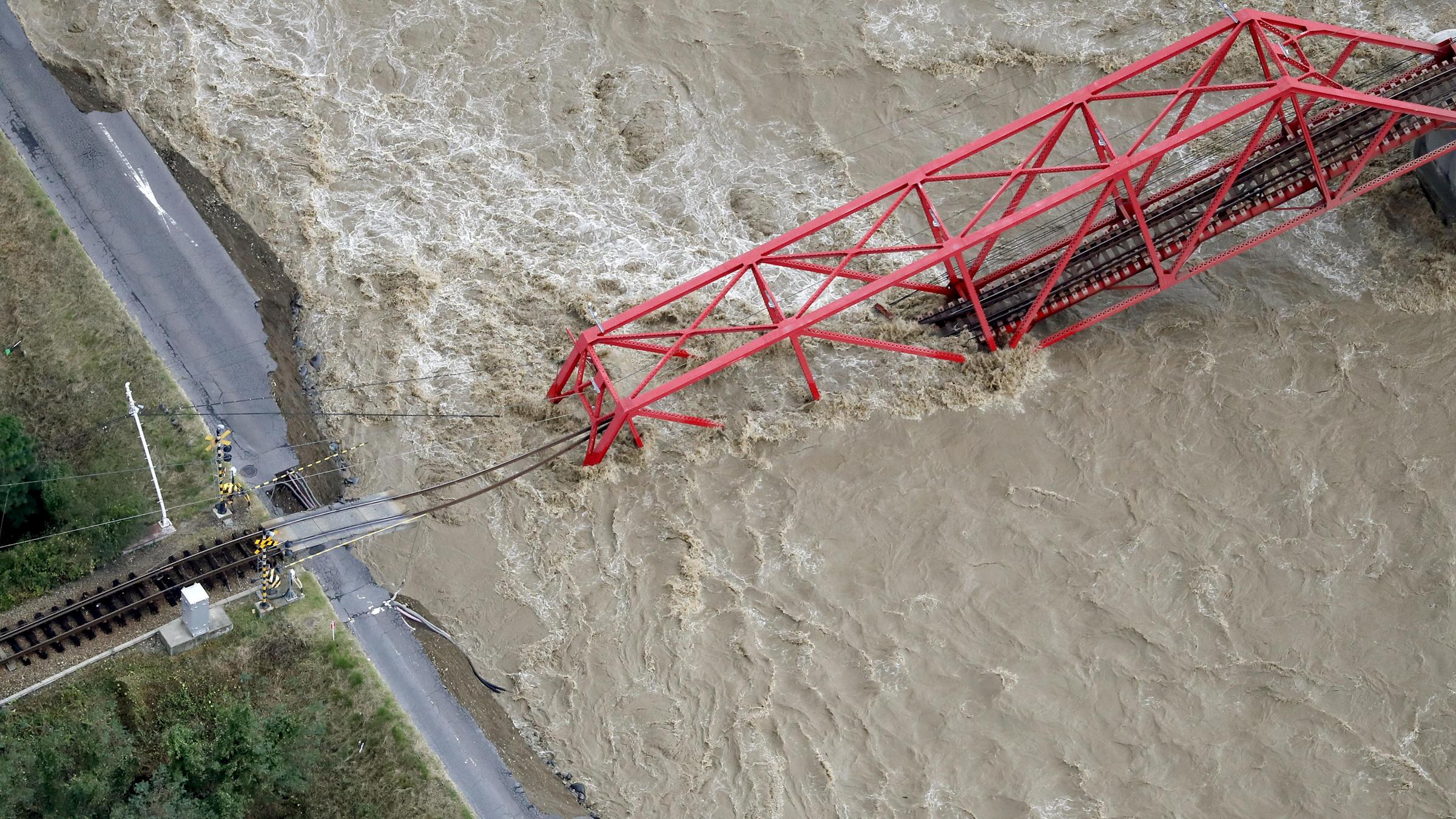 Eine eingestürzte Eisenbahnbrücke über den Fluß Chikuma