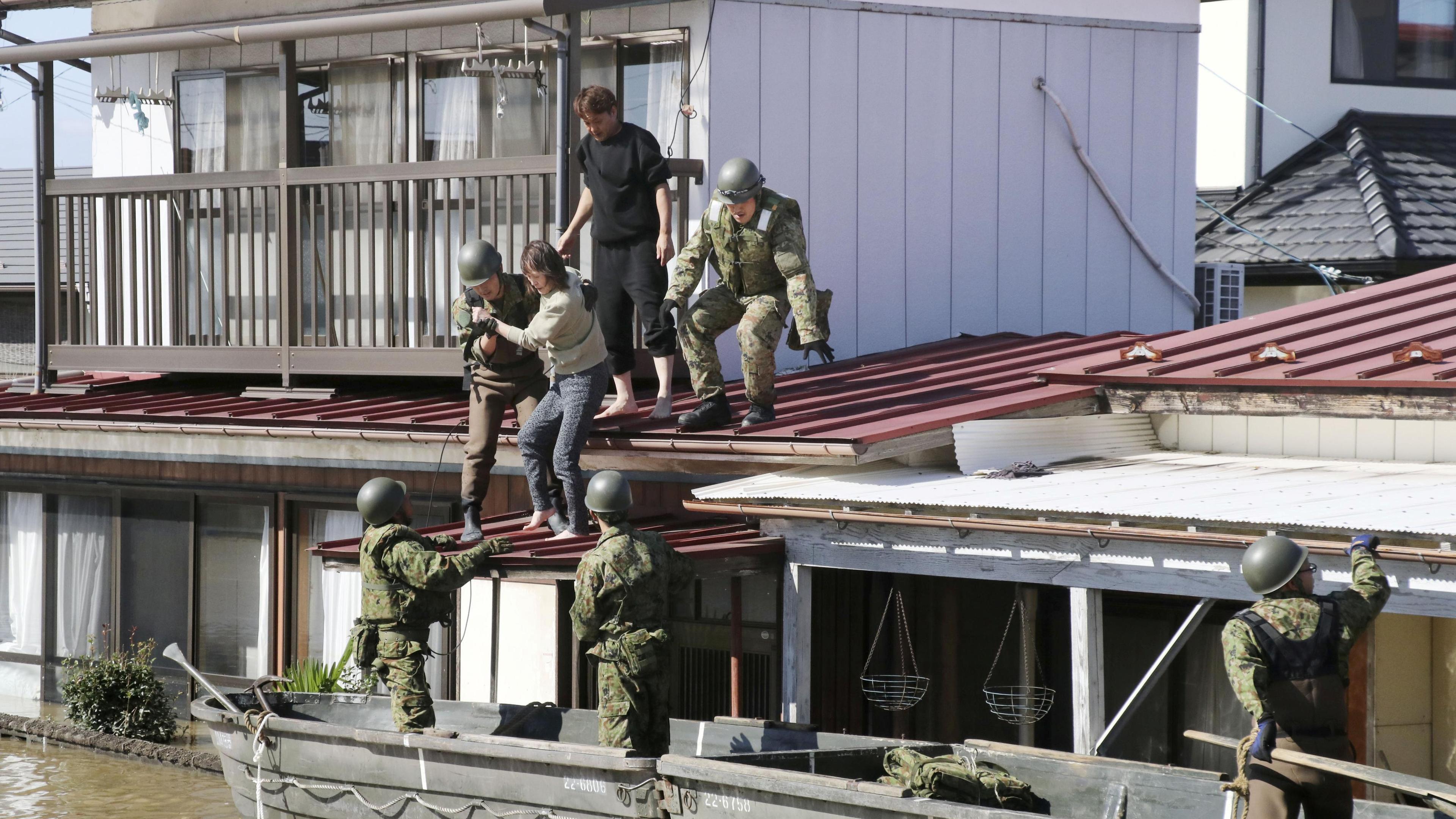Anwohner in Kakuda werden von Soldaten evakuiert