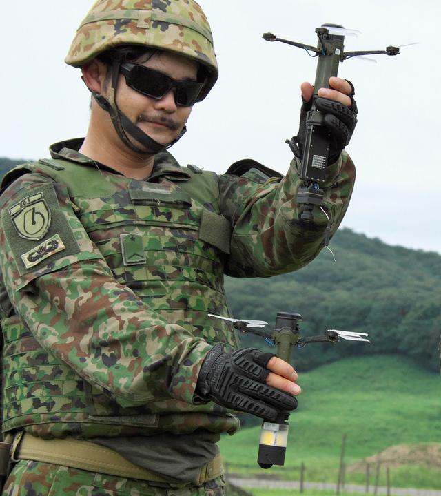 Angehörige des 20. Infanterieregiments der japanischen Bodenselbstverteidigungsstreitkräfte mit australischen Drohnen.