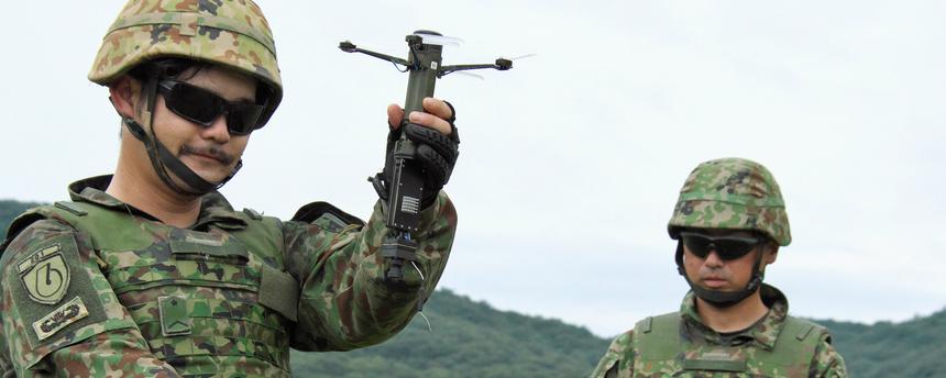 Angehörige des 20. Infanterieregiments der japanischen Bodenselbstverteidigungsstreitkräfte mit australischen Drohnen.