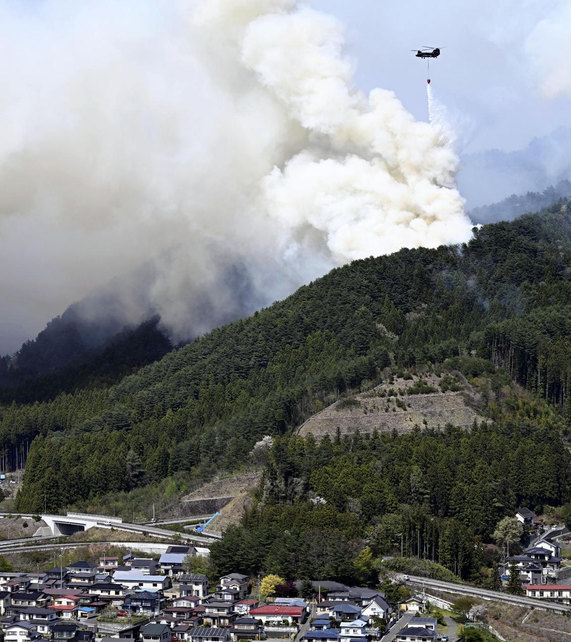 Japan: Rauch steigt über einem Waldgebiet im Nordosten Japans auf. Die Feuerwehr kämpft schon den sechsten Tag in Folge gegen die Flammen.