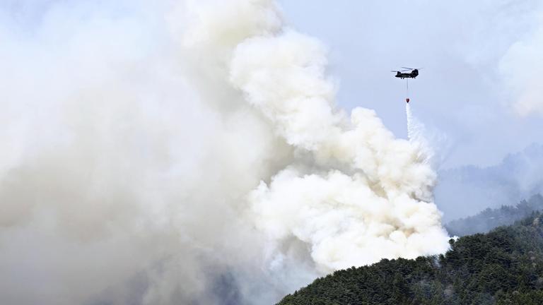 Japan: Rauch steigt über einem Waldgebiet im Nordosten Japans auf. Die Feuerwehr kämpft schon den sechsten Tag in Folge gegen die Flammen.