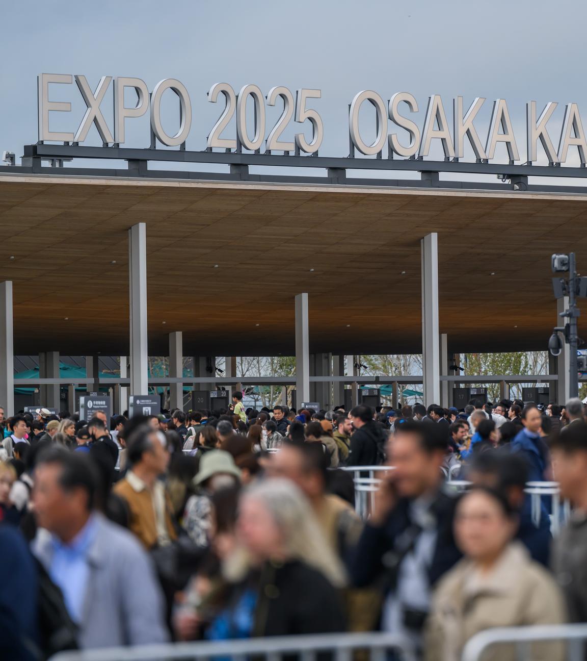 Japan, Osaka: Andrang herrscht am Eingang zur Expo 2025.