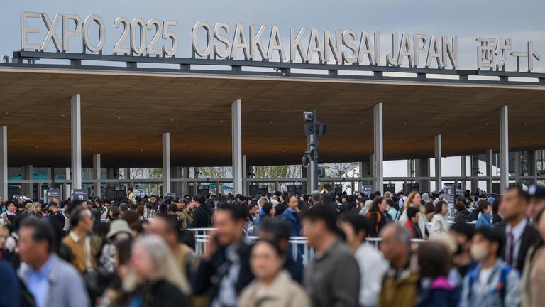Japan, Osaka: Andrang herrscht am Eingang zur Expo 2025.