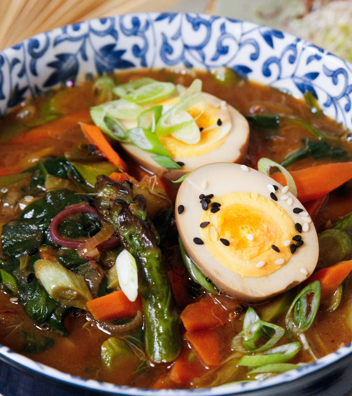 Frühlings-Ramen mit Ramen-Eiern