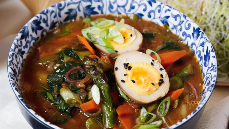 Frühlings-Ramen mit Ramen-Eiern
