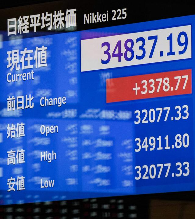 Eine elektronische Notierungstafel zeigt den Aktienkurs an der Tokioter Börse am 6. August 2024 in Tokio an.