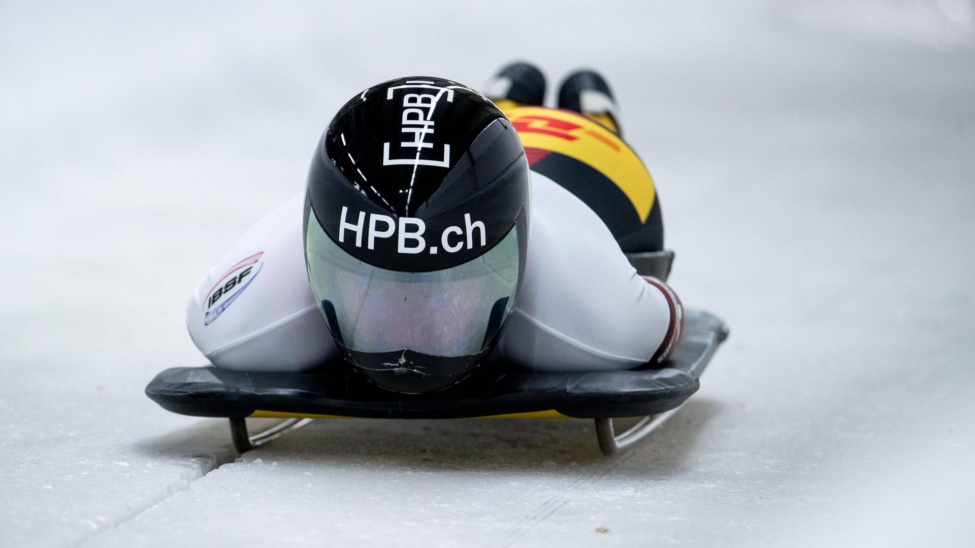Die deutsche Skeletonfahrerrin Jaqueline Pfeifer liegt flach auf dem Skeletonschlitten beim IBSF Weltcup in Altenberg