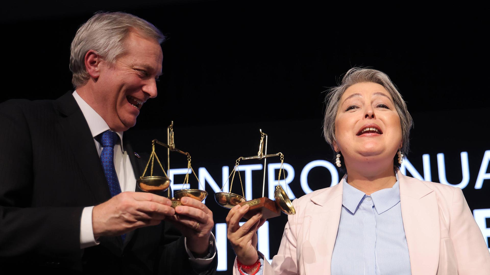 Die chilenischen Präsidentschaftskandidaten José Antonio Kast und Jeannette Jara während der Jahresversammlung der CCS anlässlich ihres 106. Jubiläums im Centro de Eventos Metropolitan Santiago, Javier Torres Aton, Santiago de Chile.