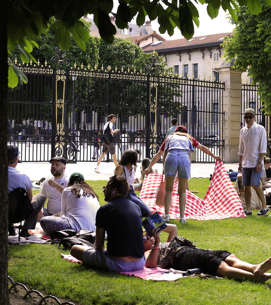 Einheimische und Touristen im Jardin du Luxembourg, Paris