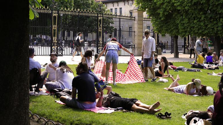 Einheimische und Touristen im Jardin du Luxembourg, Paris