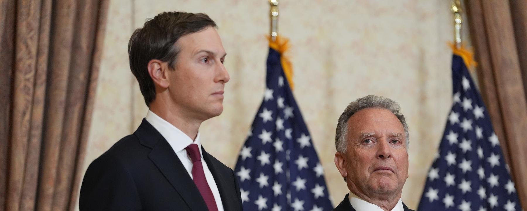 Jared Kushner (l) und Steve Witkoff, Sondergesandter für Friedensmissionen, hören zu, während US-Vizepräsident Vance während einer Pressekonferenz nach einem Treffen mit Vertretern aus Pakistan und Iran spricht.