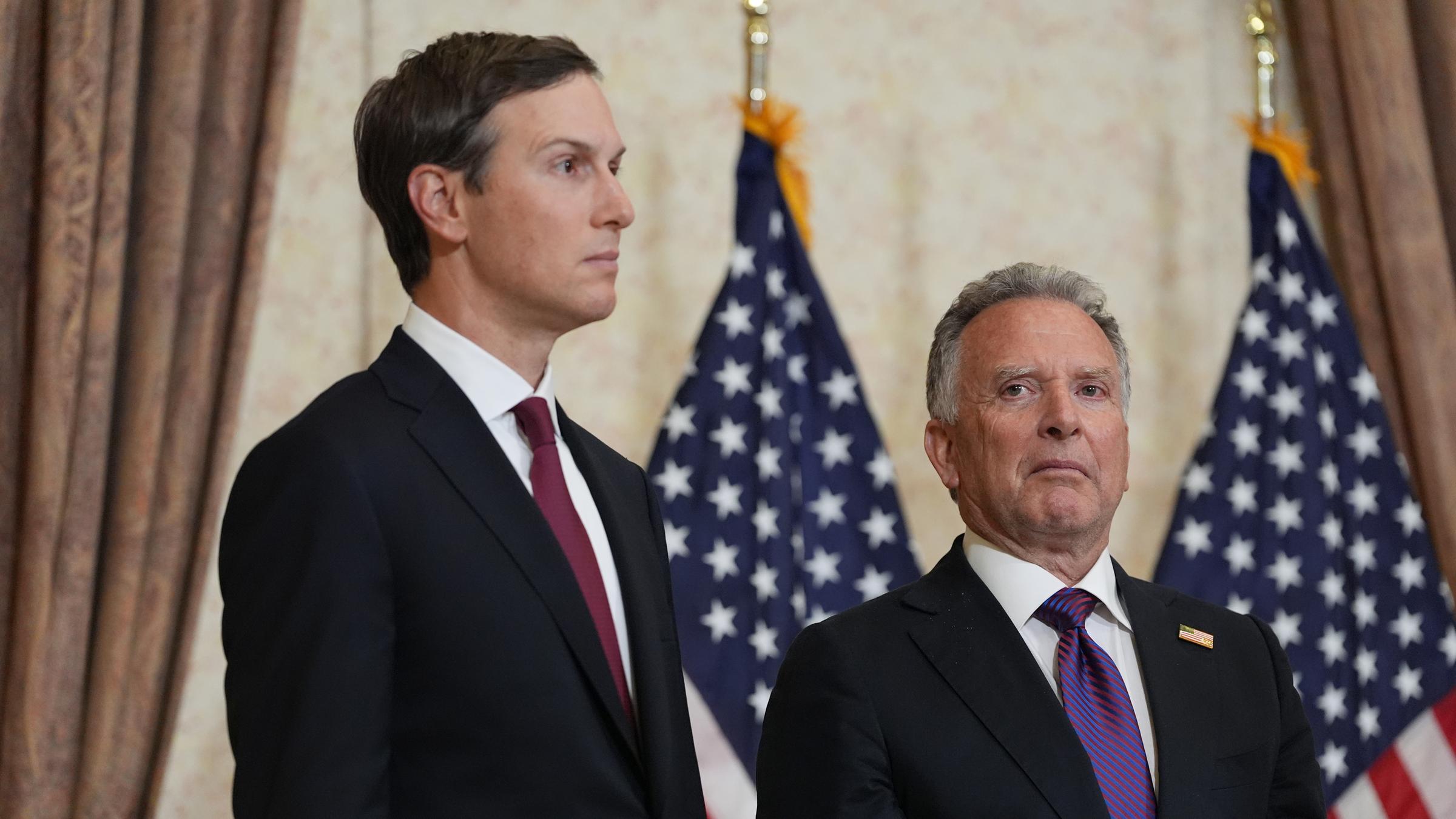 Jared Kushner (l) und Steve Witkoff, Sondergesandter für Friedensmissionen, hören zu, während US-Vizepräsident Vance während einer Pressekonferenz nach einem Treffen mit Vertretern aus Pakistan und Iran spricht.