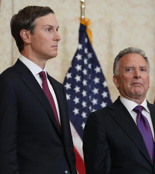 Jared Kushner (l) und Steve Witkoff, Sondergesandter für Friedensmissionen, hören zu, während US-Vizepräsident Vance während einer Pressekonferenz nach einem Treffen mit Vertretern aus Pakistan und Iran spricht.