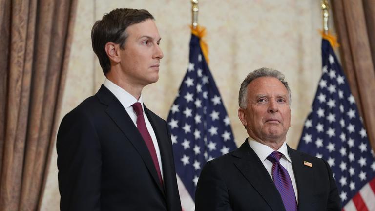 Jared Kushner (l) und Steve Witkoff, Sondergesandter für Friedensmissionen, hören zu, während US-Vizepräsident Vance während einer Pressekonferenz nach einem Treffen mit Vertretern aus Pakistan und Iran spricht.