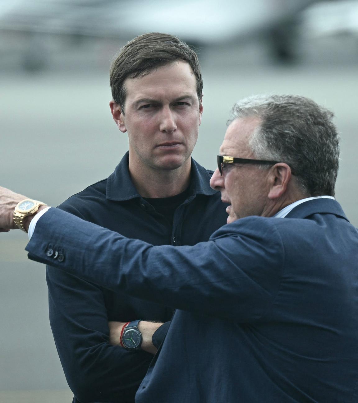Steve Witkoff (R) and Jared Kushner (L) auf einem Flugplatz