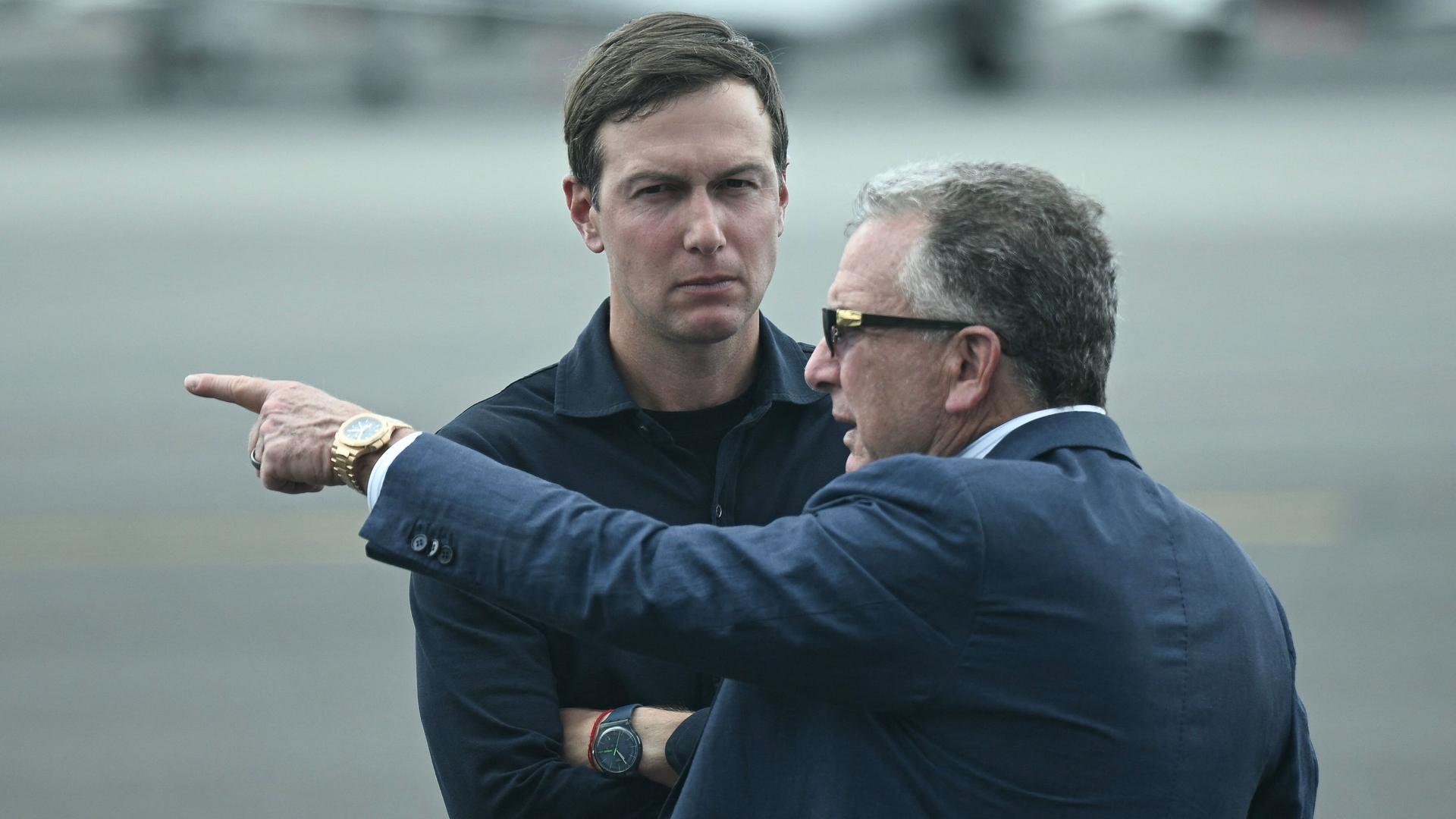 Steve Witkoff (R) and Jared Kushner (L) auf einem Flugplatz