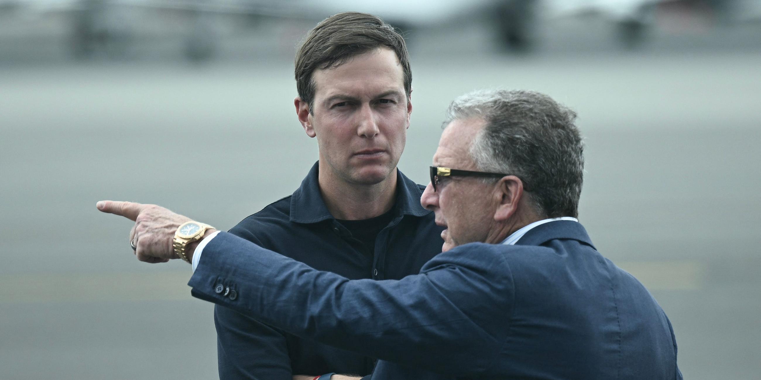 Steve Witkoff (R) and Jared Kushner (L) auf einem Flugplatz