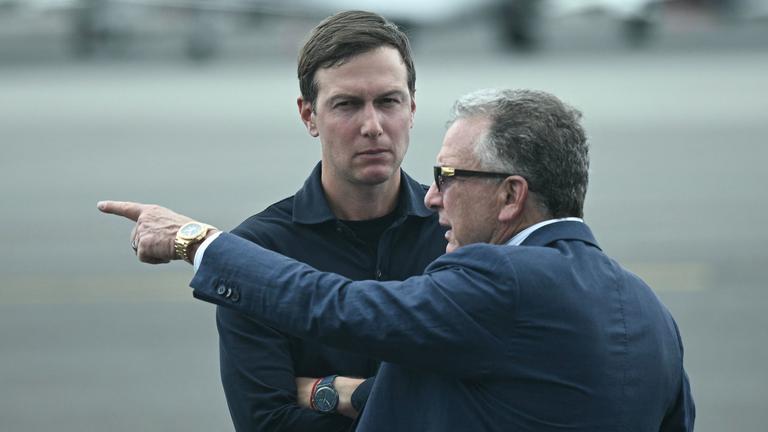 Steve Witkoff (R) and Jared Kushner (L) auf einem Flugplatz