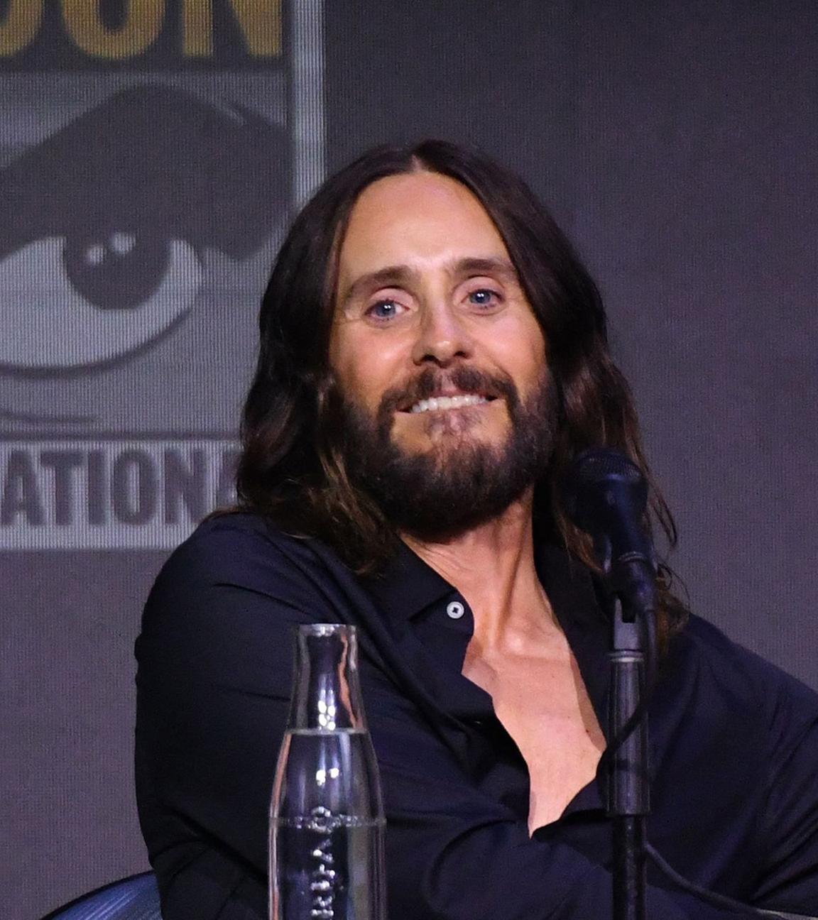 Die US-Schauspieler Jared Leto (l.) und Jeff Bridges sprechen beim „Tron: Ares“-Panel auf der Comic-Con International im Convention Center in San Diego – am 25. Juli 2025.