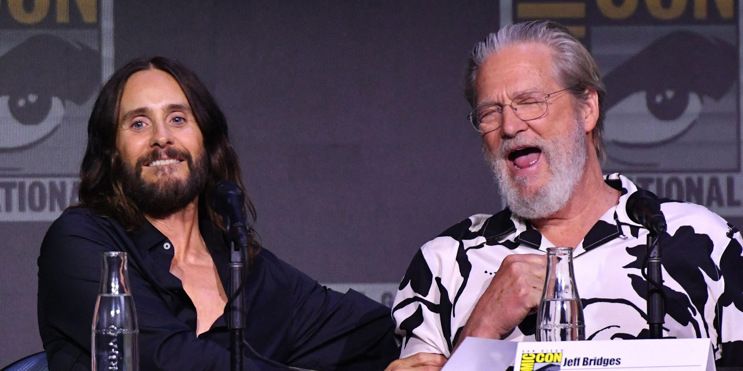 Die US-Schauspieler Jared Leto (l.) und Jeff Bridges sprechen beim „Tron: Ares“-Panel auf der Comic-Con International im Convention Center in San Diego – am 25. Juli 2025.