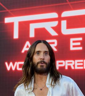 Jared Leto feiert die Premiere seines neuen Filmes "Tron: Ares" auf dem roten Teppich. Mit dabei ist unter anderem auch Co-Star Jeff Bridges.