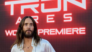Jared Leto feiert die Premiere seines neuen Filmes "Tron: Ares" auf dem roten Teppich. Mit dabei ist unter anderem auch Co-Star Jeff Bridges.