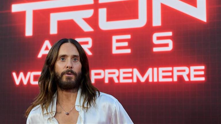 Jared Leto feiert die Premiere seines neuen Filmes "Tron: Ares" auf dem roten Teppich. Mit dabei ist unter anderem auch Co-Star Jeff Bridges.