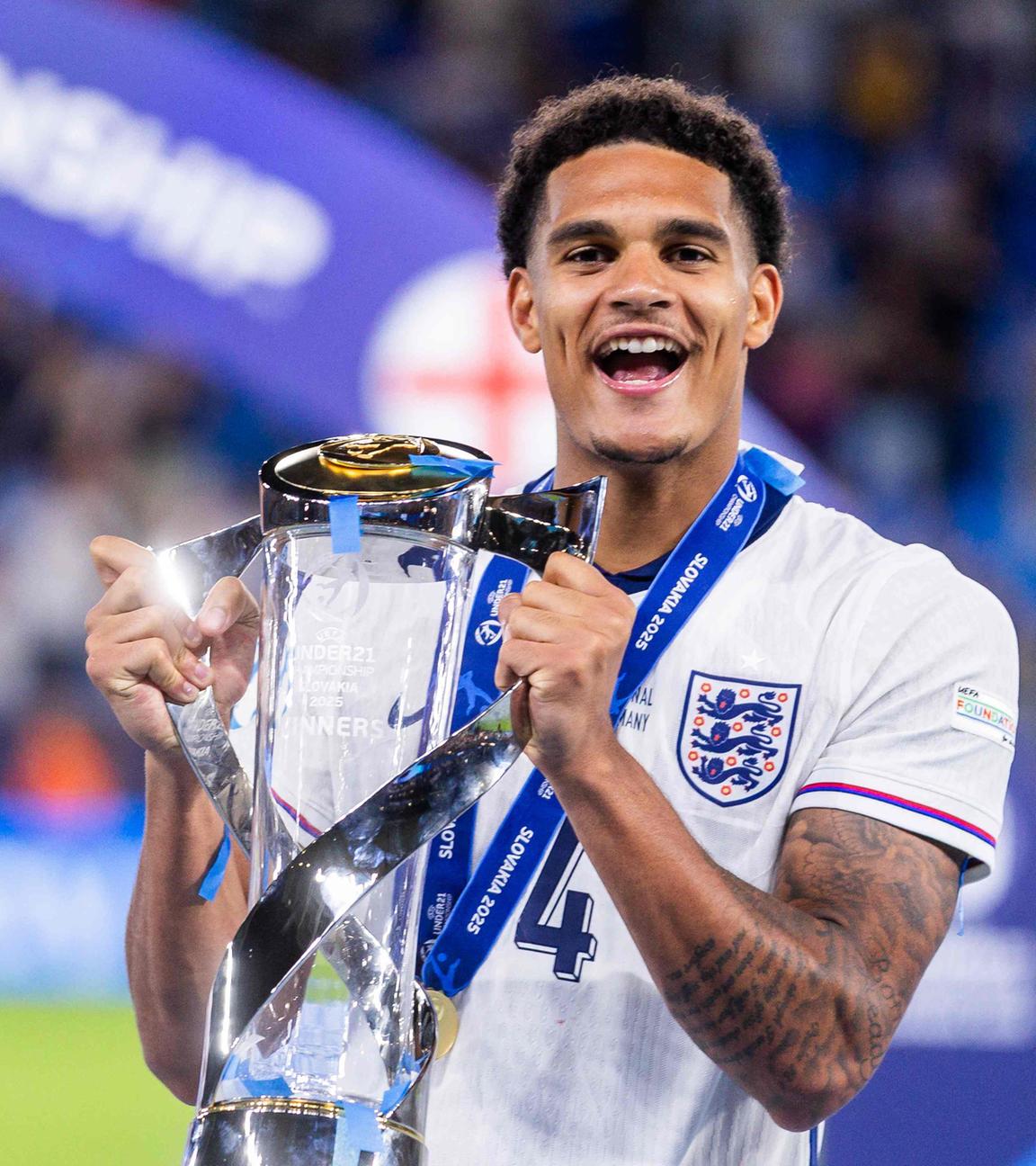Englands Verteidiger Nr. 04 Jarell Quansah jubelt über den Sieg seiner Mannschaft im Finale der UEFA U21-Europameisterschaft zwischen England und Deutschland in Bratislava, Slowakei